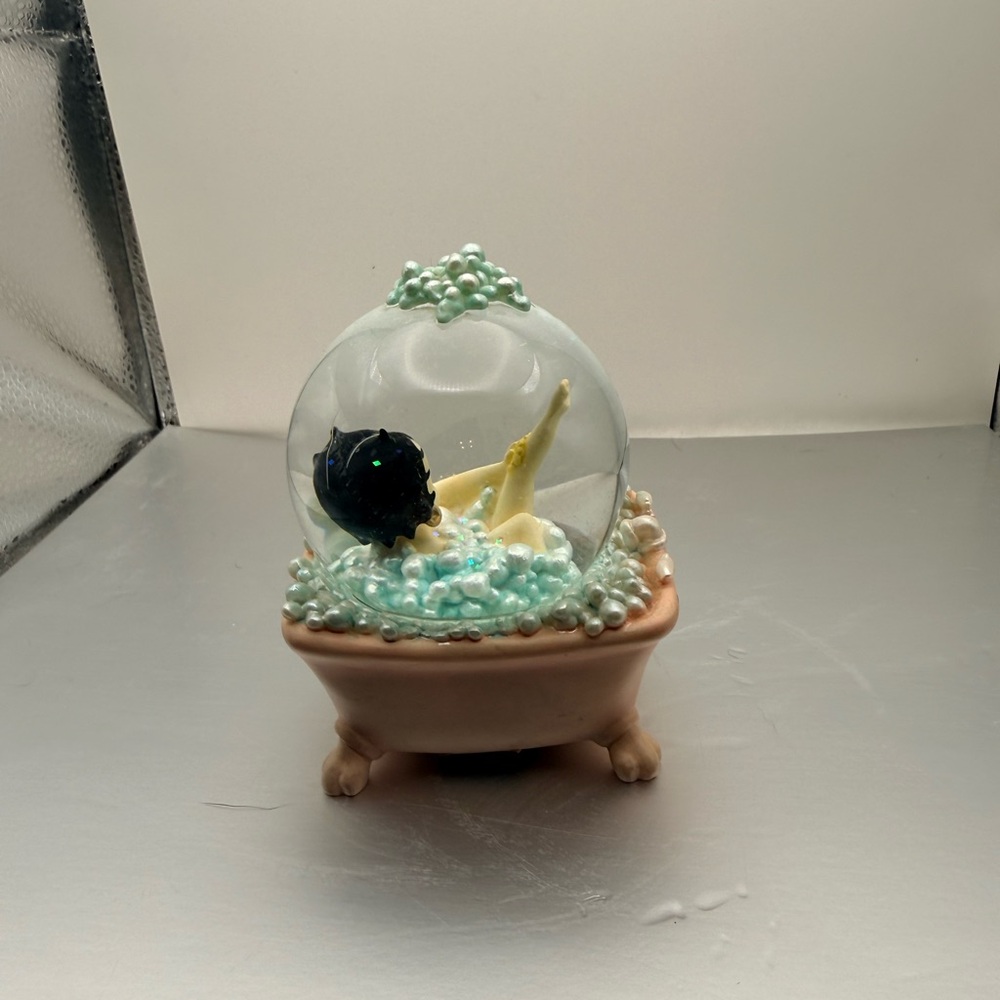 Betty Boop Bubble Bath Snowglobe - Picture 4 of 6